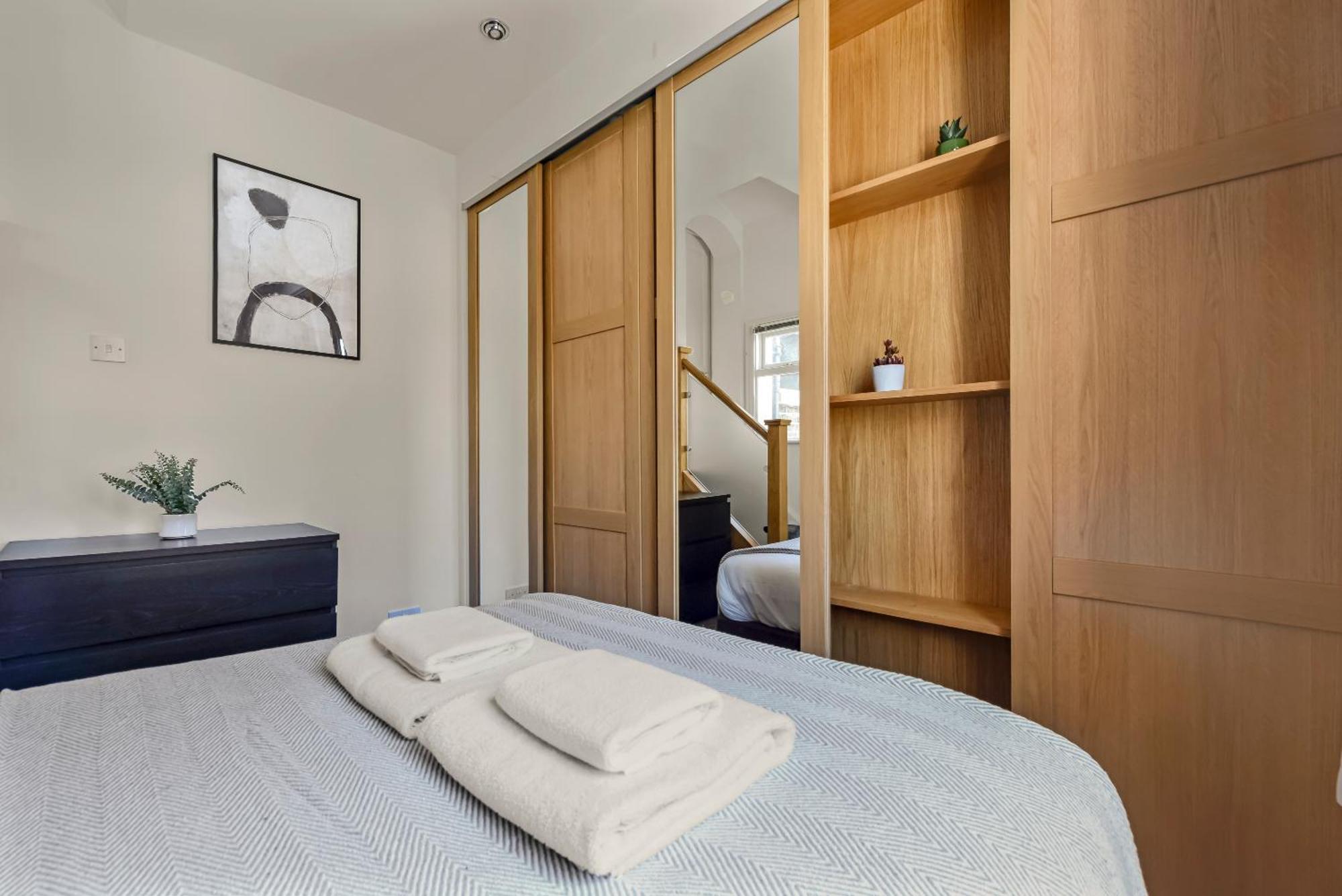 Апартаменты The West Kensington Collection Лондон Экстерьер фото